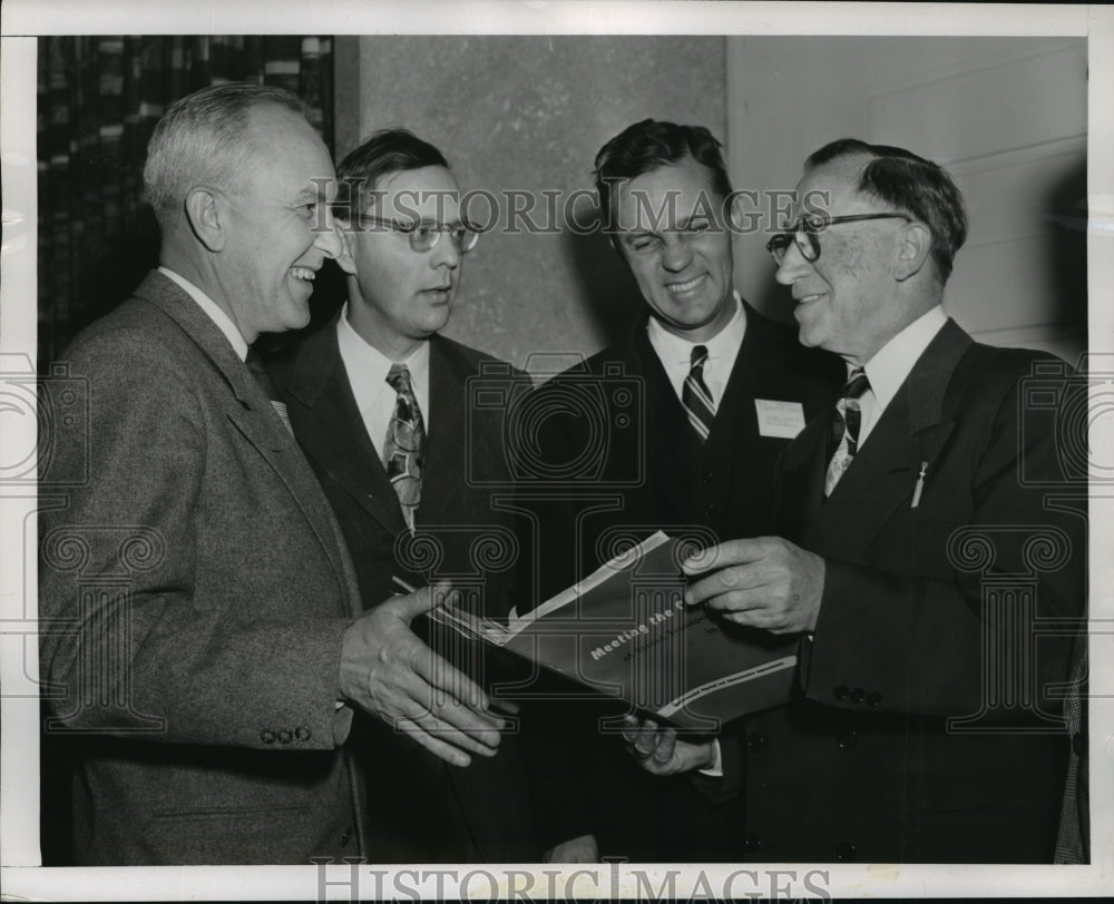 1951 Press Photo Reunion of 500 city officials in Washington with Mayor Zeilder - Historic Images