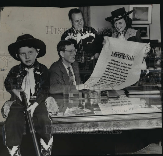 1951 Press Photo Mayor Zeidler Holding a Petition of Annexation for Milwaukee - Historic Images