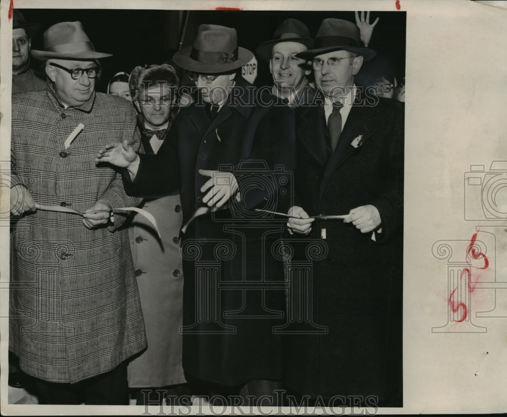 1951 Press Photo Mayor Zeidler, John Kalupa and Deputy Casimir at Ribbon Cutting - Historic Images