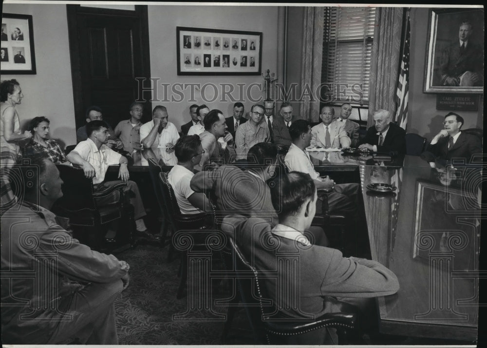 1952 Press Photo Mayor Frank Zeidler in front of angry delegation at city hall-Historic Images