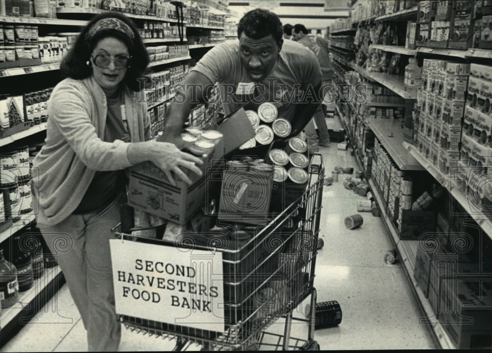 1988 Press Photo Celebrity teams allowed 10 minutes to collect food for charity-Historic Images