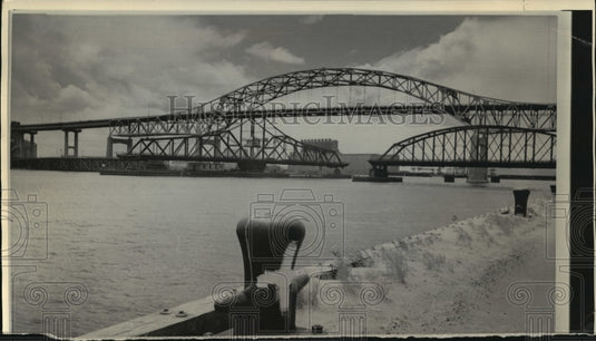 1972 Press Photo Newer bridge towers over the old Interstate Bridge in Wisconsin - Historic Images