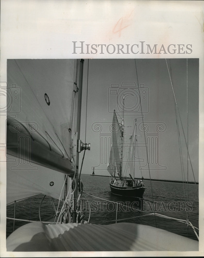 1968 Press Photo The yawl Gratuity as seen from the deck of the sloop Mindy-Historic Images