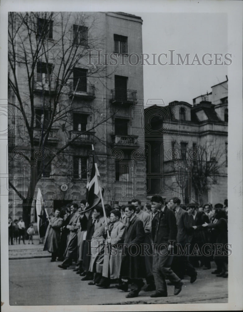 1952 Press Photo Marching Beside the American Embassy in Belgrade - Historic Images