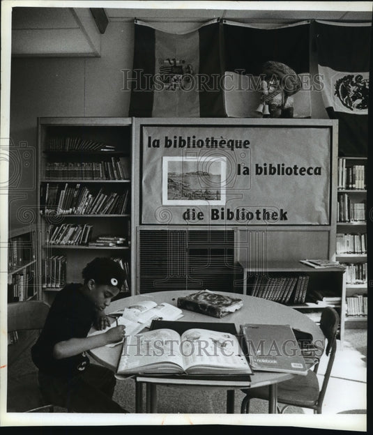 1990 Press Photo Alicia Brister studies Spanish at Wright Middle School Library - Historic Images