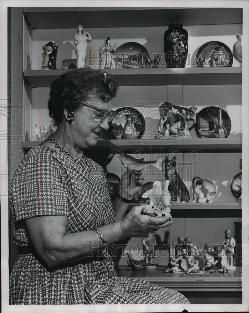 Press Photo Mrs. Pedar Back displayed pieces from her collection of fine china-Historic Images