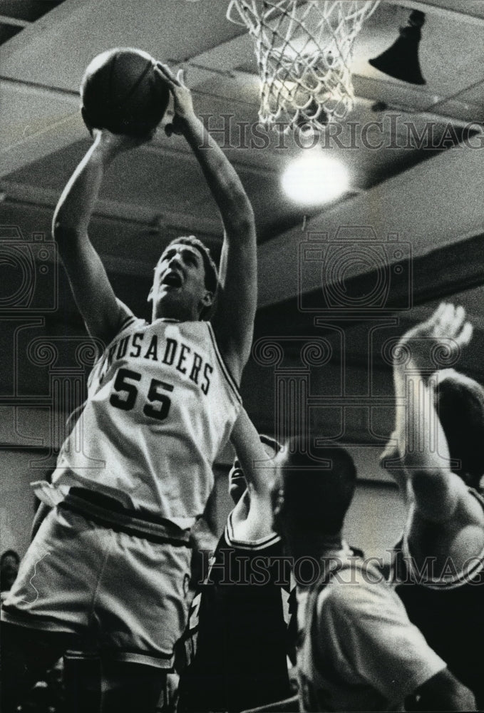 1993 Press Photo Catholic Memorial's junior center Craig Wucherpfennig in a game - Historic Images