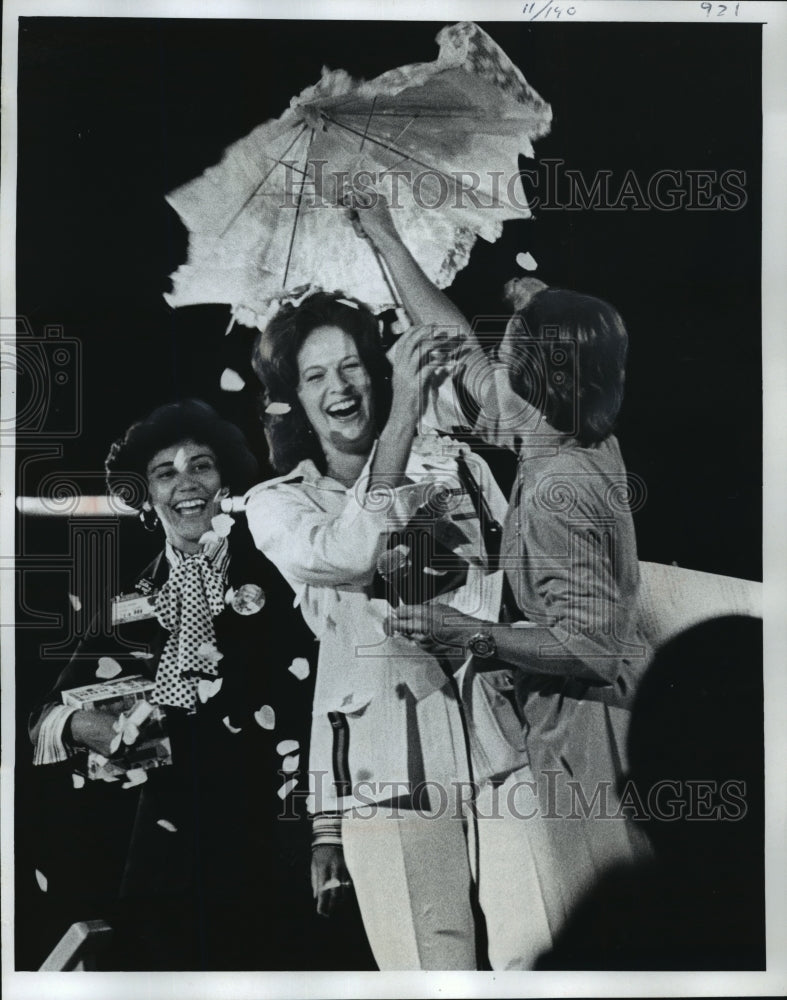 1976 Press Photo Karen Lamb, Verna Landrieu and Marlene Johnson under parasol-Historic Images