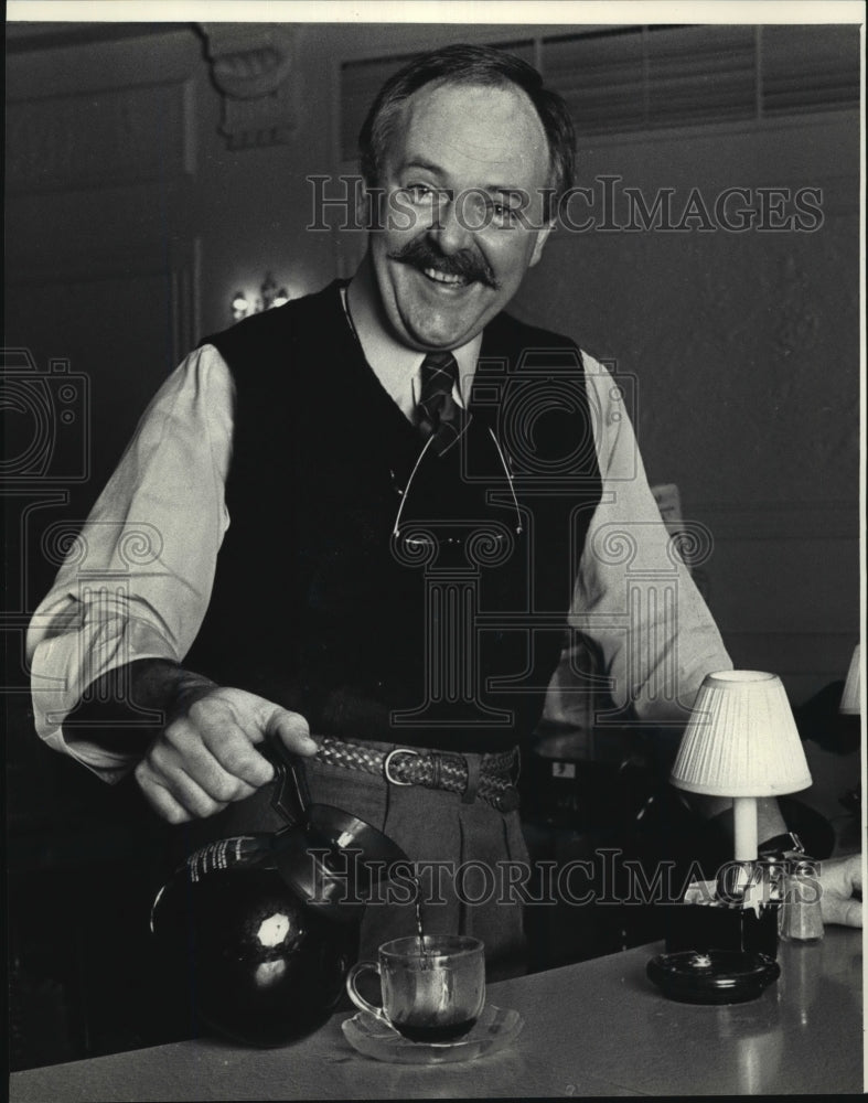 1987 Press Photo Ron Lalich server of Milo&#39;s Milwaukee Journal Sentinel - Historic Images