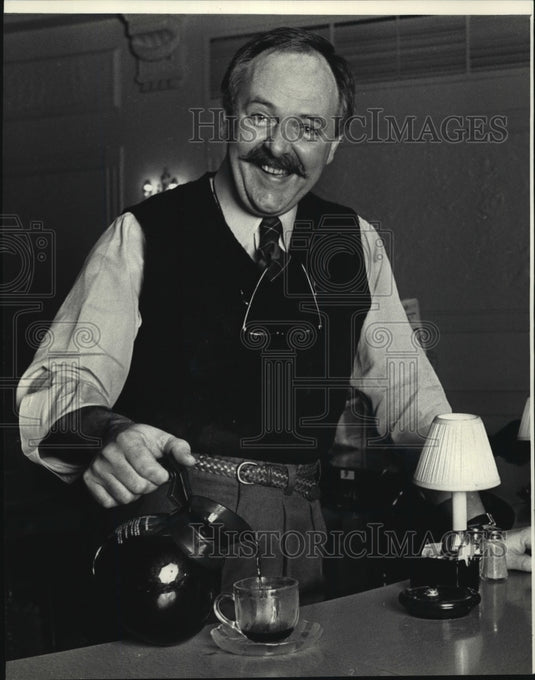 1987 Press Photo Ron Lalich server of Milo's Milwaukee Journal Sentinel - Historic Images
