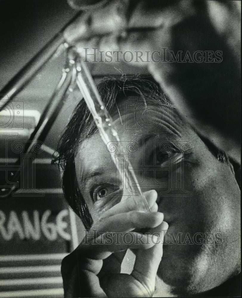 1984 Press Photo Al Blankschien Fashions Glass Tube - mja43901-Historic Images