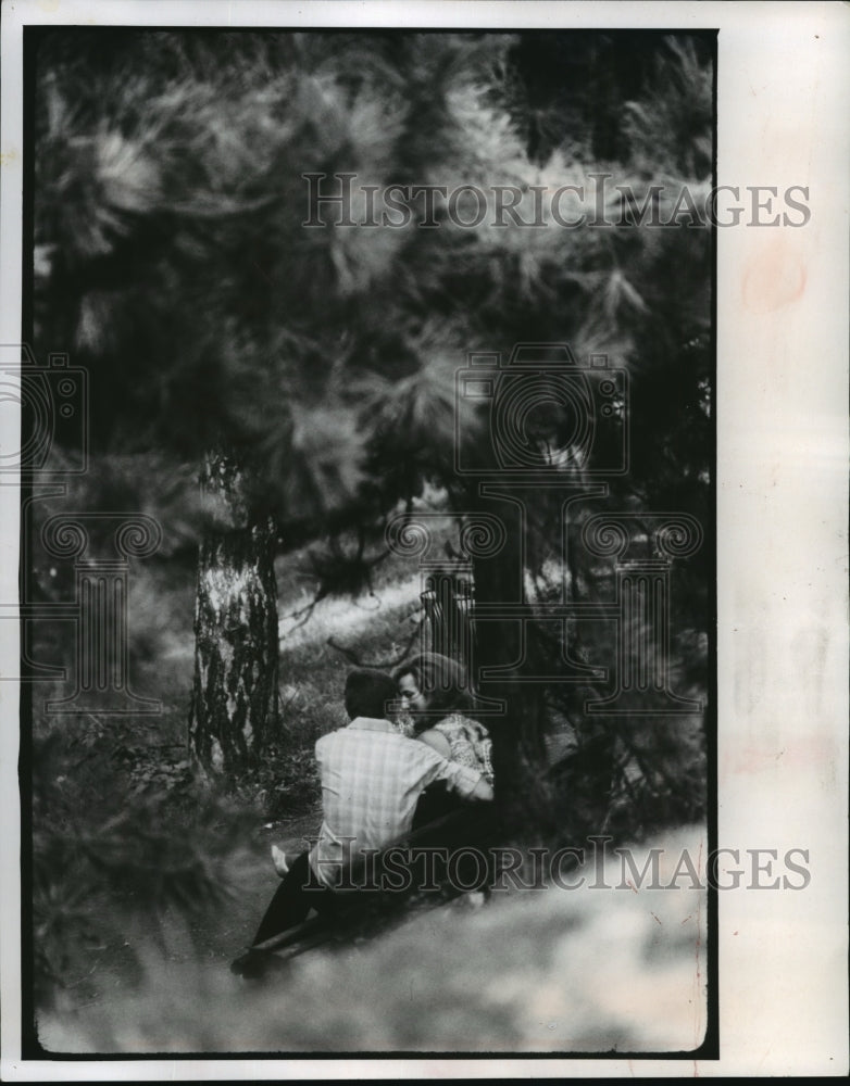 1973 Press Photo Belgrade&#39;s Kalemegdan Park Couple - mja43948-Historic Images