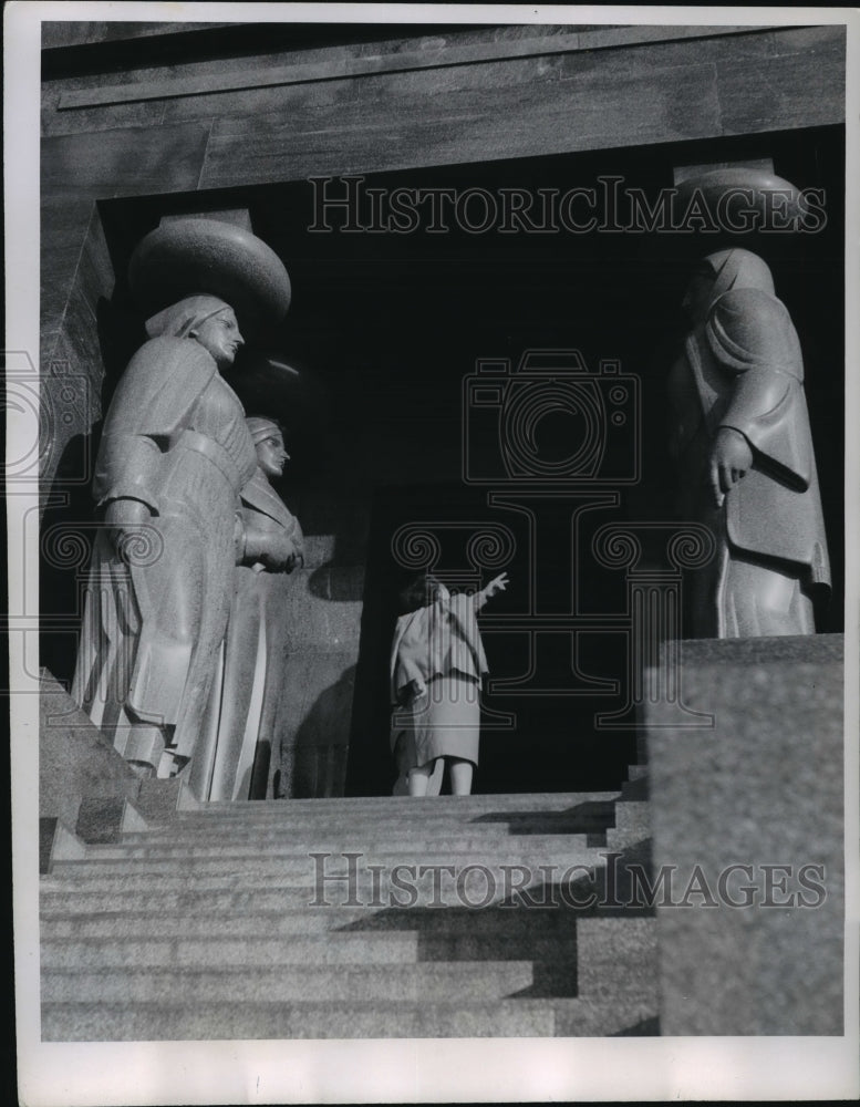 1955 Press Photo Tourists At Shrine In Yugoslavia - mja43967 - Historic Images