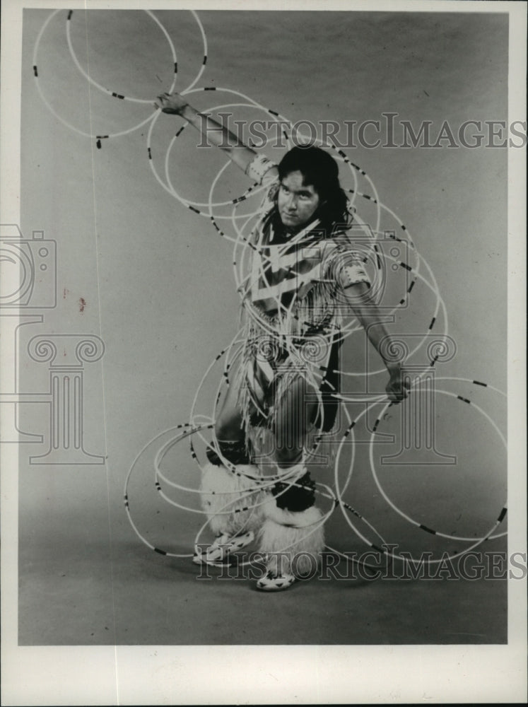 1993 Press Photo Eddie Swimmer Of American Indian Dance Theatre Performs Dance-Historic Images