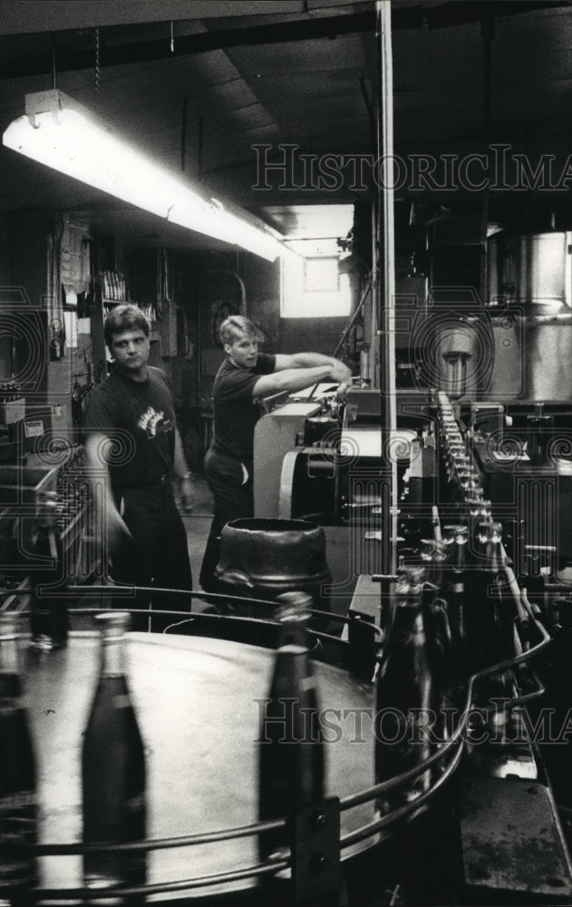 1992 Press Photo Jeff Castillo &amp; others working at Black Bear Beverages - Historic Images