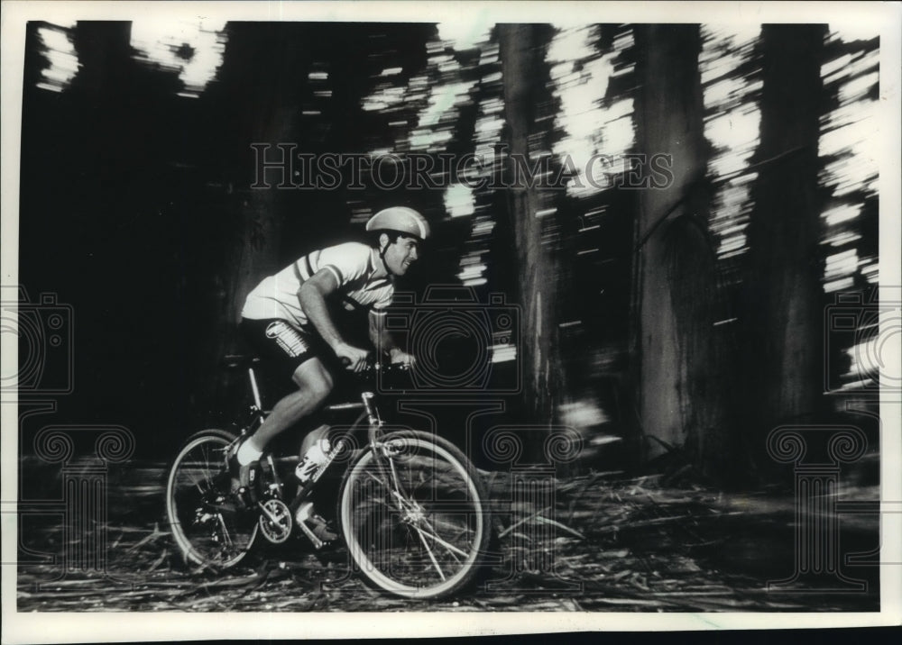 1991 Press Photo Cyclist Riding A Mountain Bike Across Rugged Terrain - Historic Images