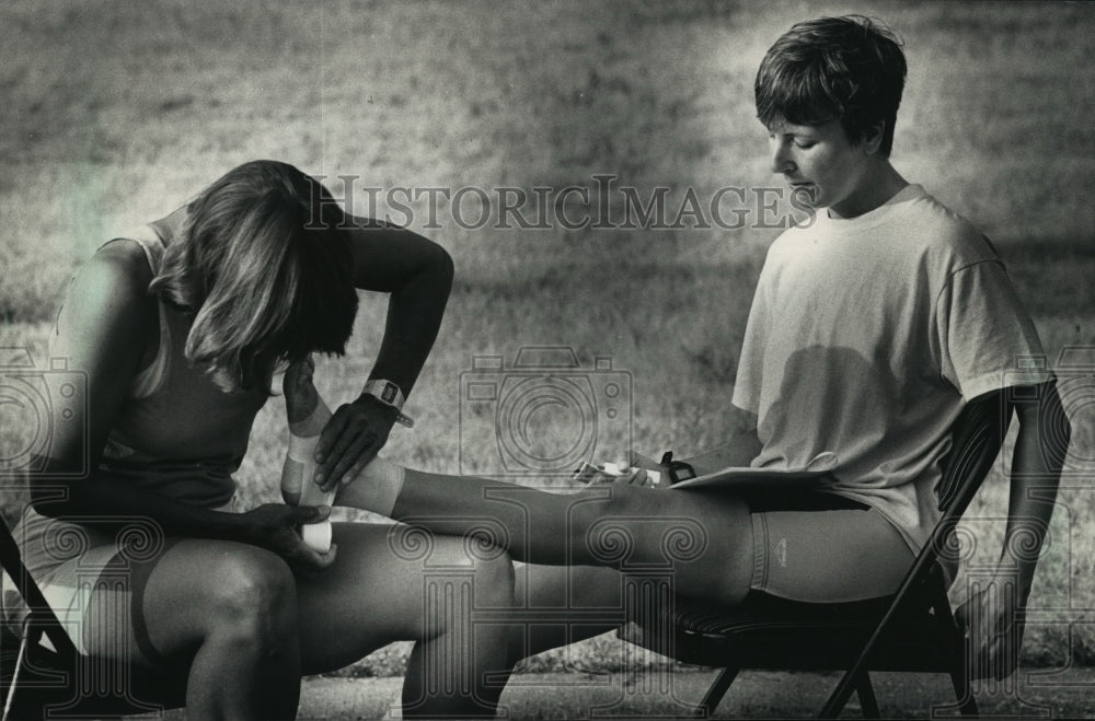1988 Press Photo Sandra Maccarrone Tapes Carol Thomas's Ankle - mja44214 - Historic Images