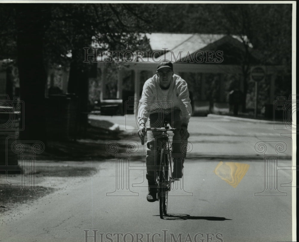 1994 Press Photo Eric Larsen Cycles To Work From Cedarburg To Grafton - Historic Images