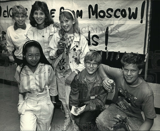 1987 Press Photo Wisconsin Students Return From Tour Of Soviet Union - mja44226-Historic Images