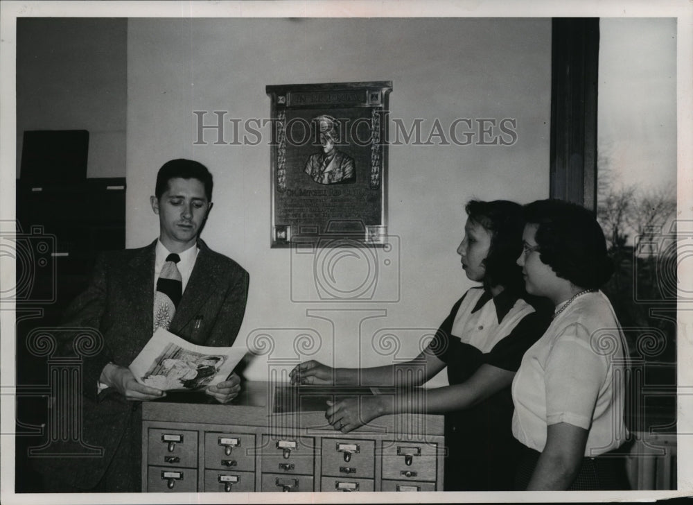 1955 Press Photo Black River Falls High School Mitchell Red Cloud, Jr. Plaque - Historic Images