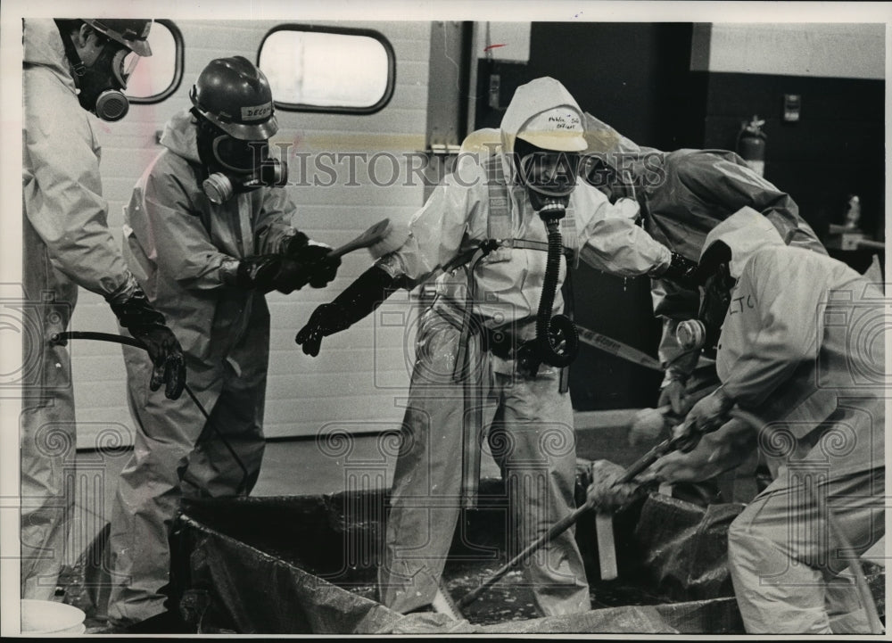 1988 Press Photo Lakeshore Technical College Students Decontamination Procedures-Historic Images