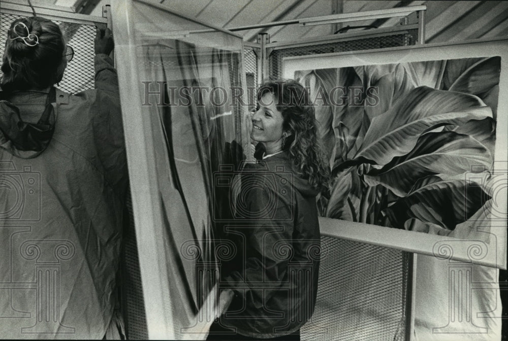 1989 Press Photo Marilyn Taus Hangs Her Art at Lakefront Festival of the Arts-Historic Images