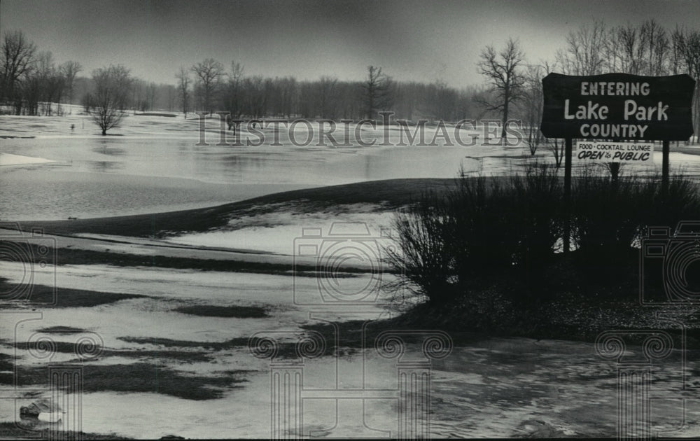1986 Press Photo Flooded Golf Course at Lake Park in Milwaukee, Wisconsin-Historic Images