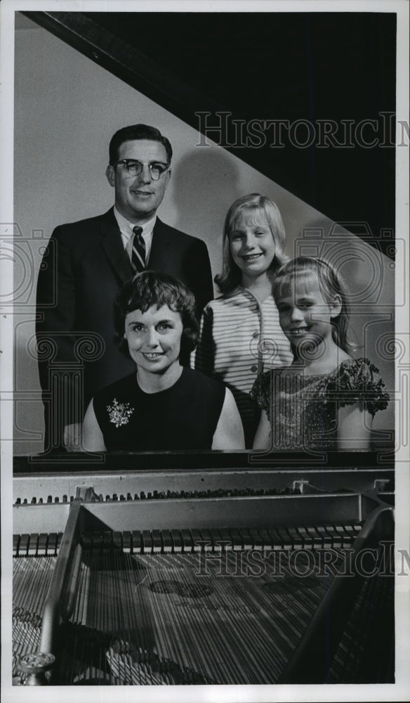 1984 Press Photo Piano Family Geraldine Thien - mja44508 - Historic Images