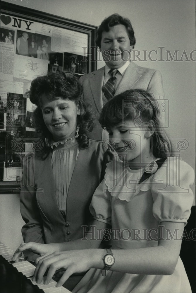 1986 Press Photo Judith and Thomas Biedrzycki watch Sherry practice the piano-Historic Images