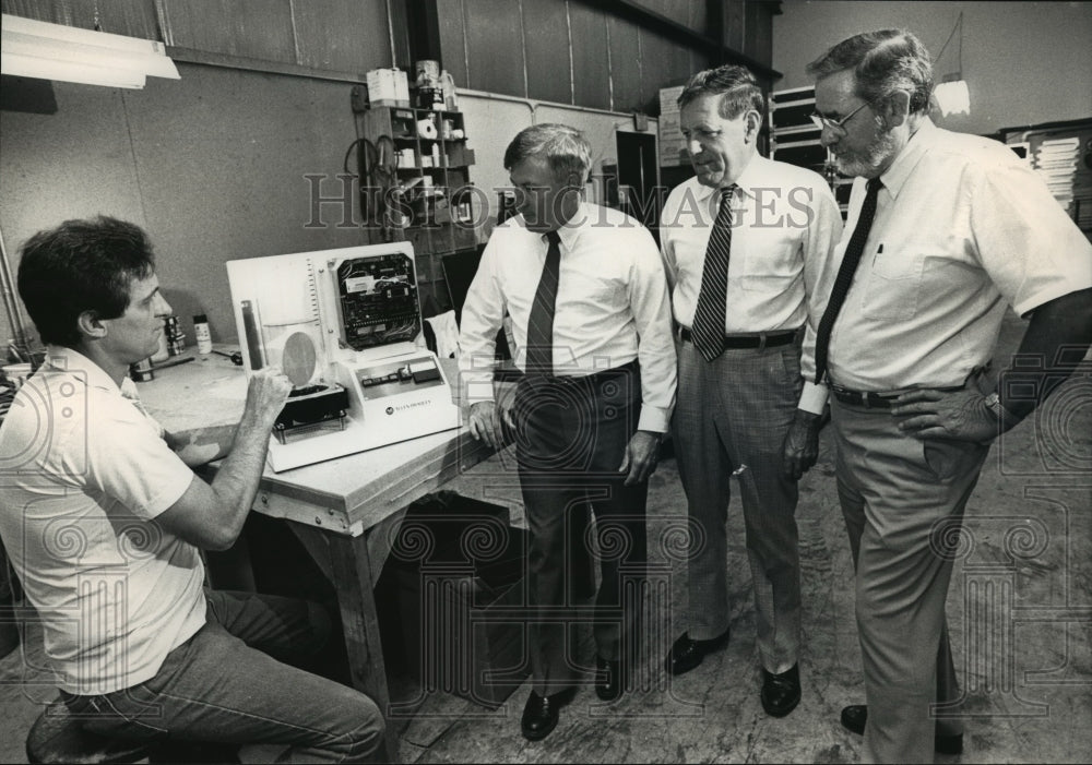 1988 Press Photo John Klapat shows company&#39;s officers new product demonstration - Historic Images