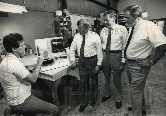 1988 Press Photo John Klapat shows company's officers new product demonstration - Historic Images