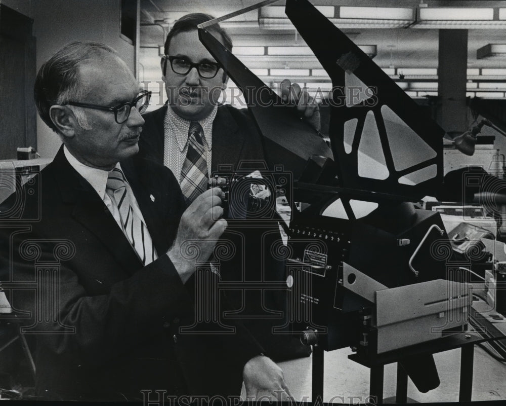 1973 Press Photo Nathaniel K. Zelazo Adjusting A &quot;Head Up&quot; Cockpit Control Unit-Historic Images