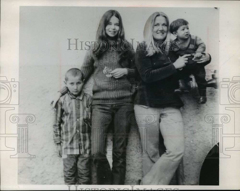 1973 Press Photo Kathryn Zenz and Terry Grocki Pose With Children at Prison-Historic Images