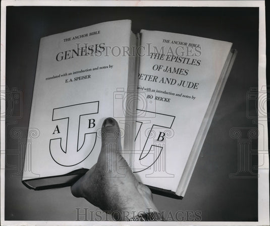 1964 Press Photo The first two publications of the 38-volume Anchor Bible-Historic Images