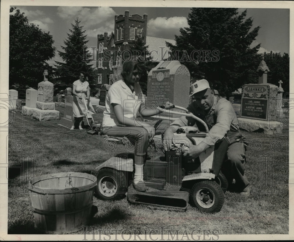 1963 Press Photo Sylvester Fels Adjusts Lawn Mower run By His Daughter Doris Ann - Historic Images