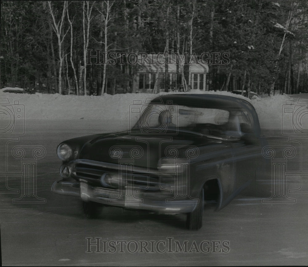 1953 Press Photo Lyman Daniells Demonstrates Skid at Pine Lake Near Clintonville - Historic Images