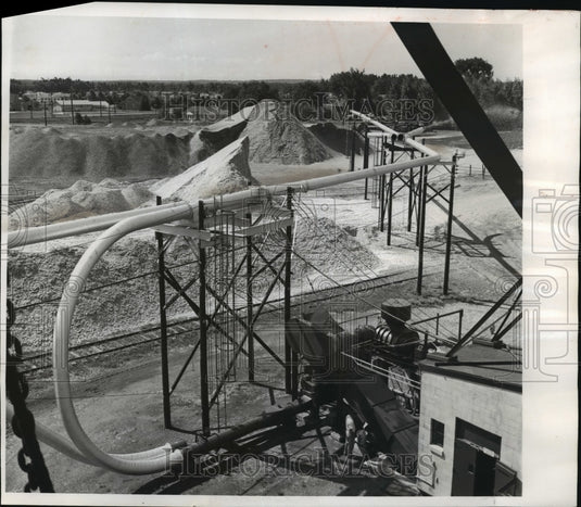 1964 Press Photo air pressure pipes move waste wood chips to the American Can Co - Historic Images