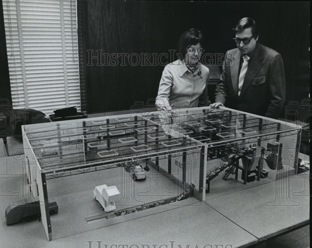 1974 Press Photo Kathleen and Robert discussing bids on city waste disposal unit-Historic Images