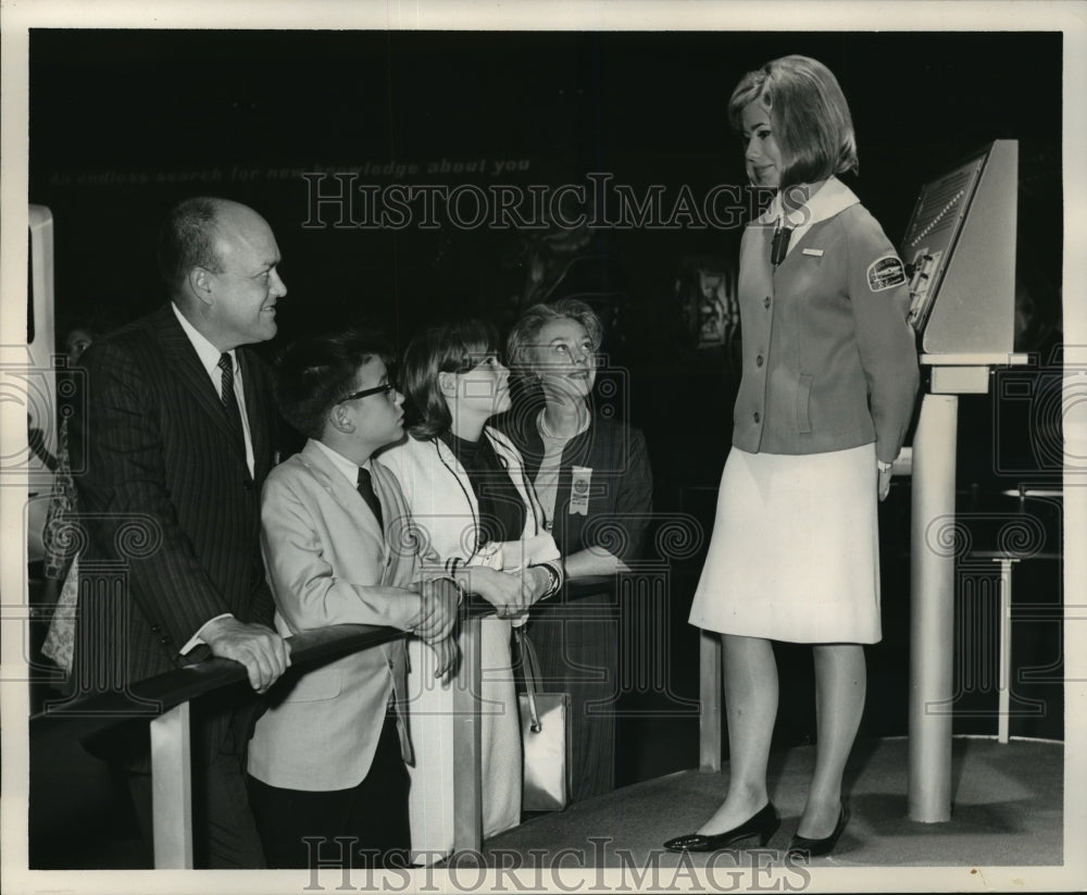 1965 Press Photo Representative Melvin Laird With Family At NY World&#39;s Fair-Historic Images