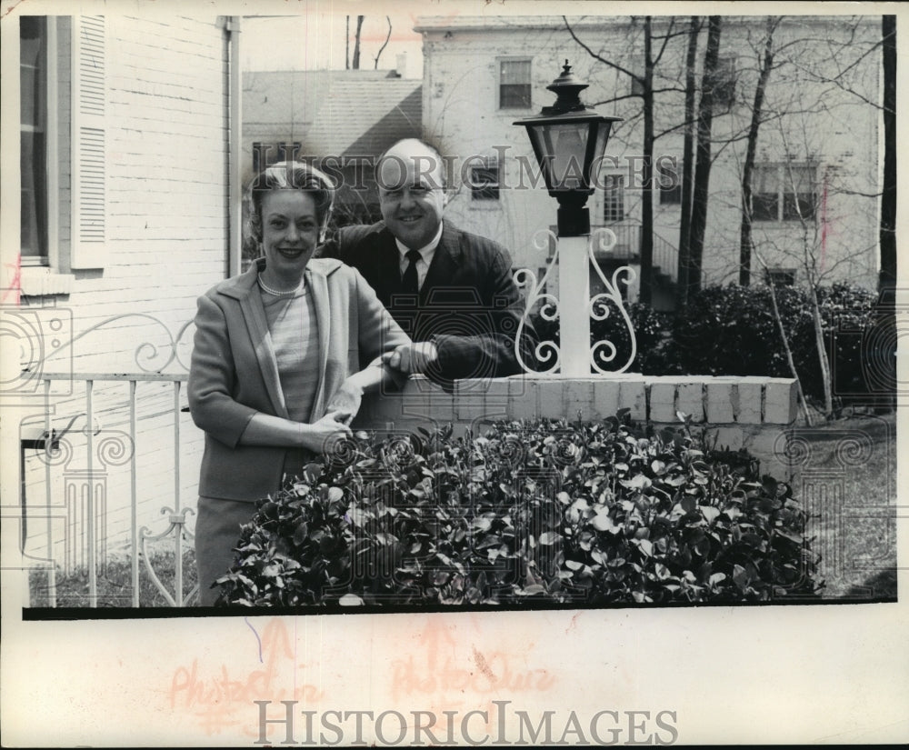 1965 Press Photo Mr. and Mrs Melvin Laird at their house in Bethesda Maryland. - Historic Images