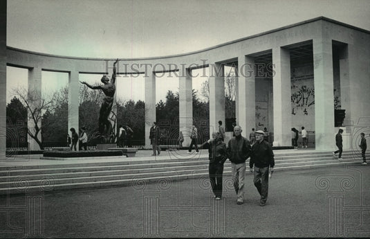 1984 Press Photo A Bronze Statue at the Normandy American Cemetery - Historic Images