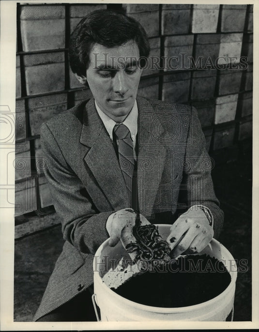 1986 Press Photo Thomas J. Chapman, President and Owner of Wiggle Worm Haven Inc - Historic Images