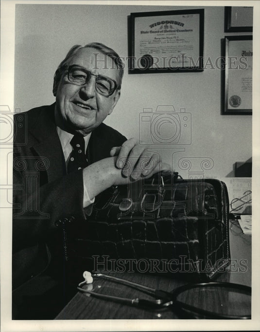 1985 Press Photo George J. Worm, House Call Doctor-Milwaukee - Historic Images