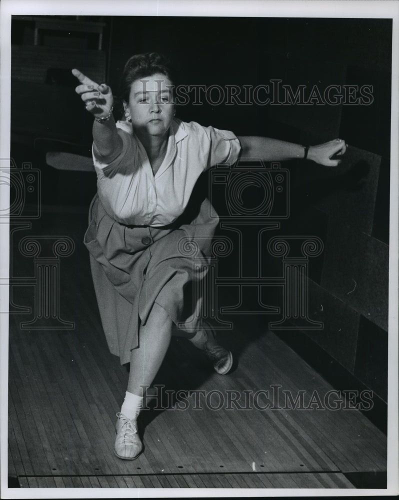 1961 Press Photo Mrs. Robert Bassett, University Club Bowler - Historic Images