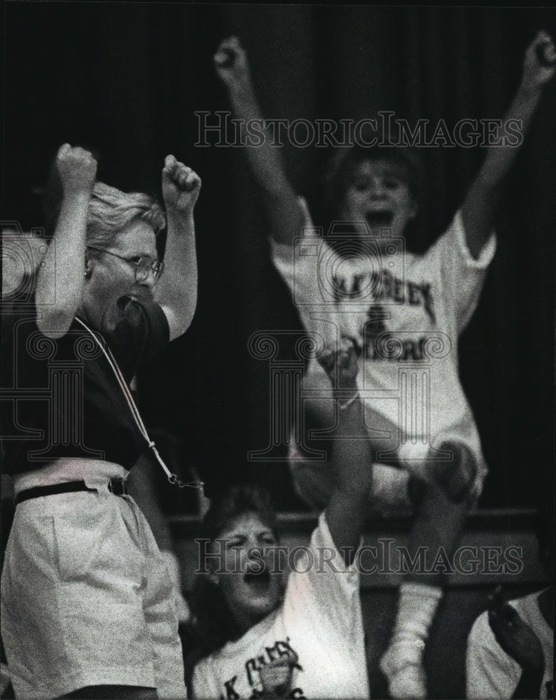 1990 Press Photo Oak Creek Mayor Christine Bastian Cheers On Her Basketball Team - Historic Images