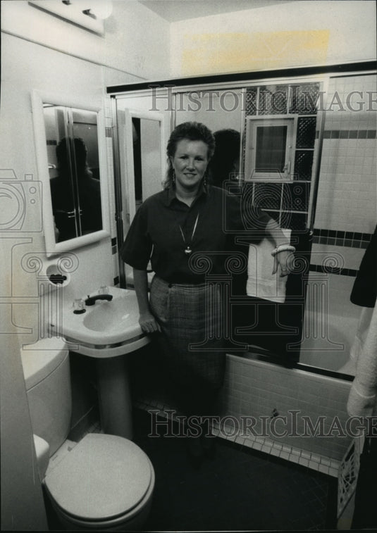 1989 Press Photo Christine Libbe on new bathroom design - mja45456 - Historic Images
