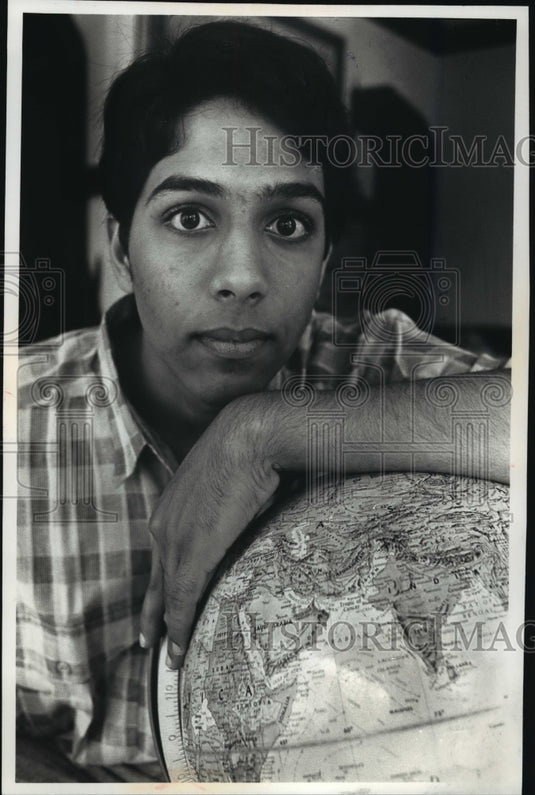 1990 Press Photo Amitabh Bharadwaj Is Working an Environmental Project in India-Historic Images