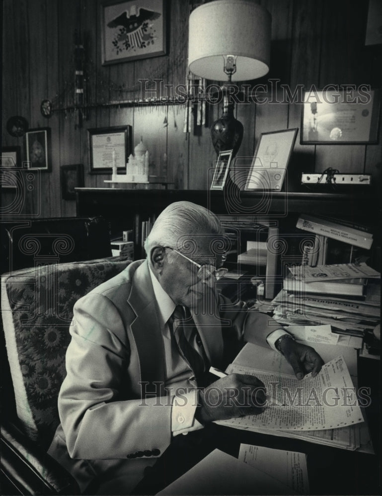 1987 Press Photo Milwaukee Psychiatrist Jay Narayan Bhore Worked His Way Up - Historic Images