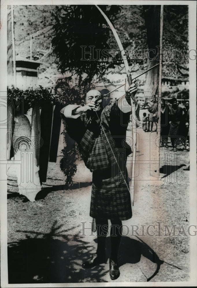 1968 Press Photo Jigme Dorji Wangchuk, The Dragon King, Is A Keen Archer - Historic Images