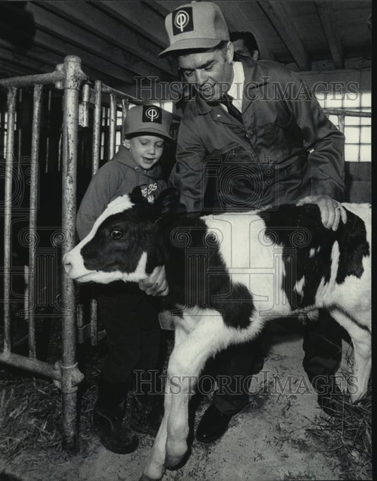1985 Press Photo John R. Block, US Secretary of Agriculture Holds Calf - Historic Images